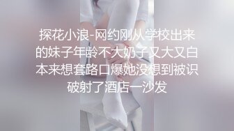 十二月新流出大神潜入水上乐园更衣间四处游走偷拍❤️一袭红衣美女主动在镜头前换穿不幸被拍