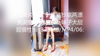 女上露脸面对大鸡鸡，发情少妇使劲往逼里塞