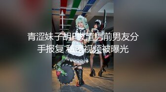 美女下面我不知道这是什么东西，反正是出了很多。