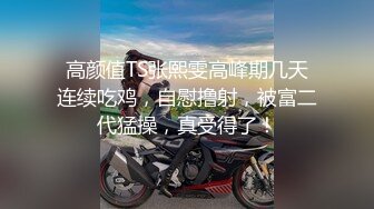 妹子挺大胆 公交车上露出 不怕被尾随