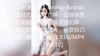 《极品CP魔手外购》坑神潜入某单位女厕隔板缝中实拍超多小姐姐方便，赤裸裸逼脸同框，妹子对着镜头看半天都没发现异常 (1)