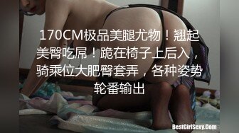 金发女孩被自己的健身教练叫到露天阳光下性爱