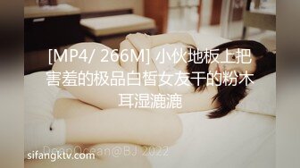 女偷拍客潜入浴室更衣室近距离偷拍几个身材不错的年轻妹子换衣服