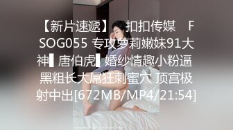 大鸡巴无套后入抽插小妹的屁股上还长了那么红点看着就害怕