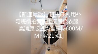 美女模特摩铁外拍，没想到着了色淫师的道给带上床实弹啪啪