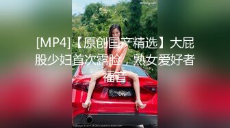 【新片速遞】 ????这美女也太牛了吧 当这么多人面撒尿，☝完全无视路人存在啊【130MB/MP4/01:25】