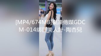 新流出厕拍大神潜入商场隔板女厕侧后偷拍❤️顾客和服务员尿尿尿很急的健美裤靓女.