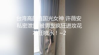 巨臀妈妈在厨房干家务，鸡儿梆硬儿子过来，撩起裙子想要来一发，在屁股上磨蹭