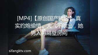 漂亮的金发黑丝拿个黄色的大硅胶使劲往B里插，还来回的搅，像疏通管道一样