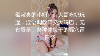 偷拍女神上厕所，抽着烟，好屌