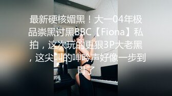 26第一次和老妈洗鸳鸯浴老妈就挑逗我，洗完我到老妈房间干翻她~