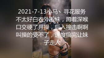 快递小哥送快递的时候趁机偷拍妹子们的裙底,有个长裙妹子内裤都没穿就急忙下来拿快递