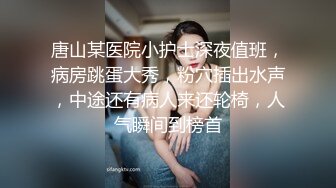 两个乖巧听话的小嫩逼让小哥一个人玩弄，全程露脸口交大鸡巴，精彩展示粉嫩骚穴，让大哥在逼上蹭蹭强力插入