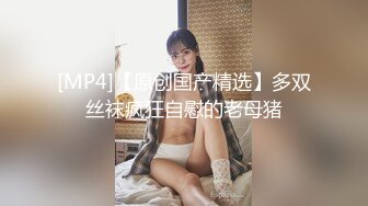 抚摸小母狗的屁股