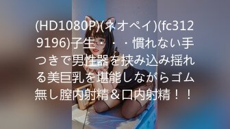 厕拍我们公司模特队里的漂亮模特左手戴玉镯