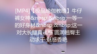 【OnlyFans】逃亡JJ爱KK，狂干群P，大型淫乱场面，两人真实夫妻，女的身材超级棒，群p的场面太过震撼 29