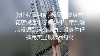 正太寻欢约了个熟女两男一女啪啪，抬起双腿抽插后面推屁股，翘起屁股后入大力撞击猛操