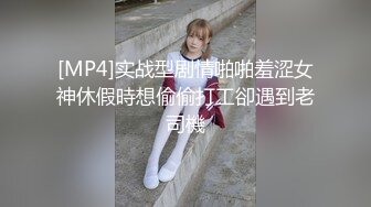 公共男厕所后入，女友打开门放开叫，有人来了也不让停