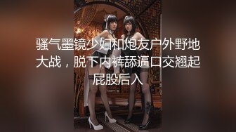 潜入某写字楼女厕全景偷拍女白领上厕所 被妹子发现了在门口打电话叫人 (4)