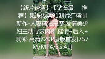 [MP4/ 760M] 热情的白丝小萝莉情趣诱惑白丝装跟小哥哥激情3P性爱，交大鸡巴让小哥各种爆草蹂躏