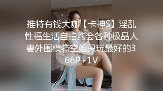 干净白皙女白领性感牛仔短裤掰开双腿漏出阴户按摩棒