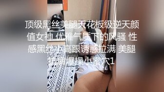 商场女厕刁钻角度偷拍牛仔裤美女的小黑鲍