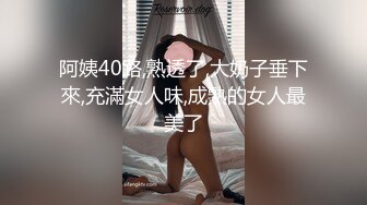 窗外窥探女生的私生活，清纯御姐戴起耳机时不时胸口往下低，捉住机会拍了下来！