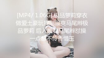 单位女厕偷拍漂亮的美女同事