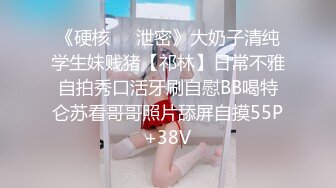 嫩模丝丝坐在沙发上玩逼拍写真被摄影师和导演肆意玩弄