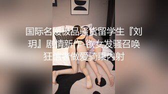 白丝露脸微胖奶子不小的极品小女人的诱惑，掰开骚穴给狼友看特写，互动撩骚听指挥撅着屁股扭动