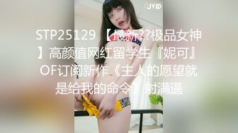 三月新流出完美角度写字楼女厕全景漏脸侧后拍 几十位白领小姐姐撅起屁股撒尿背带裤美女尿急不脱裤子撒尿 (6)