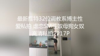 燕姐会所寻欢勾搭足疗技师，做着按摩大姐逼里夹着跳弹自慰骚逼给男技师看，撩技师大鸡巴请他抠逼爆草抽插