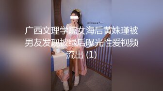 -开档黑丝高跟骚逼少妇跟小伙与大爷一起3P 大爷享受骚逼的口活 小伙草的更猛