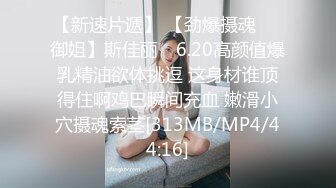 晚上喝点酒壮胆提前躲在学校女澡堂隔间里面偷拍前来洗澡的女学生,心提到嗓子眼了,生怕她们推我的门