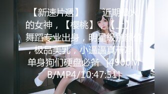 漂亮纹身女不穿内内尿完洗一下BB