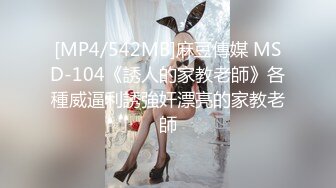 花臂纹身小哥让妹子自己自慰,侧入猛操太大妹子受不了