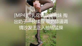 黑丝少妇像母狗一样撅着屁屁被无套输出 这打桩速度 操的骚叫不停 淫水带着白浆狂喷