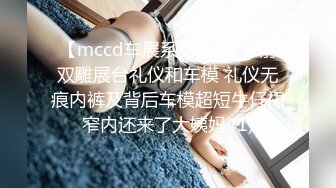 高颜质美女直播，忙着看镜头跟互动，能不能专心一点啊