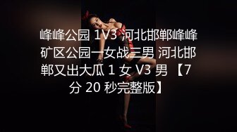 商场女厕蹲守粉衣黑裤眼镜美妇❤️两片紧闭b的细长红穴缝真想插进去