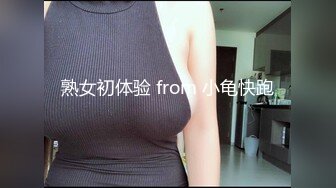 妹子脱光衣服,在街道上来回走,还好没有人不然被看光