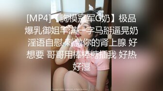 长发美女雪儿粉和男粉丝在网吧厕所约啪，爽到高潮但不敢叫出