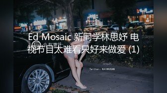 商场女厕全景偷拍两个美女的肥鲍鱼 卧槽!无意中发现还有一个小伙也在趴下看美女的B