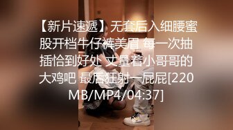 [MP4/ 1.76G] 骚老婆活好不粘人，全程露脸开档黑丝一个鸡巴满足不了，胸推交激情上位嘴里塞着鸡巴，玩着奶子弄喷骚逼