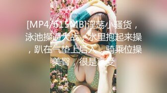 澡堂子偷拍害羞躲在角落泡澡的美女 闷闷不乐的小美女洗屁屁