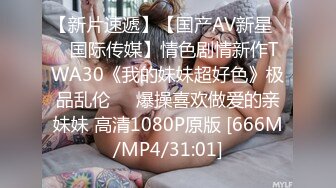 [MP4/ 900M] 眼镜骚熟女3P大战，两根屌轮流吃，骑乘边操边插嘴，后入猛怼小骚货，骑脸舔骚B，太骚了