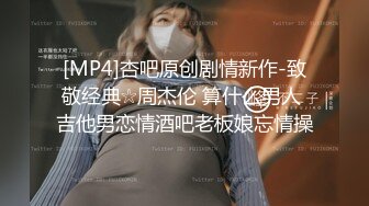 巨乳--女王两只超大西瓜奶，大黑牛震肥厚的屄洞、丁字裤勒逼，淫声放浪，揉奶巨顶！