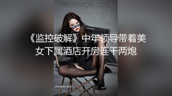 冒死爬窗偷窥 楼下的风韵少妇洗澡 好浓郁的一团阴毛