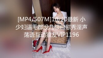 两小百合自己进公厕开玩