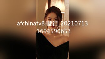 办公楼冒死尾随黑衣白裤美女同事✿清晰可见的肥美穴肉真心受不了