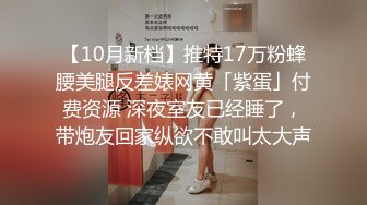 颜值妹子特写逼逼上厕所尿尿，出租屋里丝袜美腿和男友无套啪啪，姿势很多